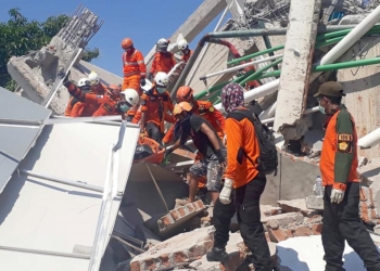 Séisme et tsunami en Indonésie: plus de 800 morts et des milliers de blessés