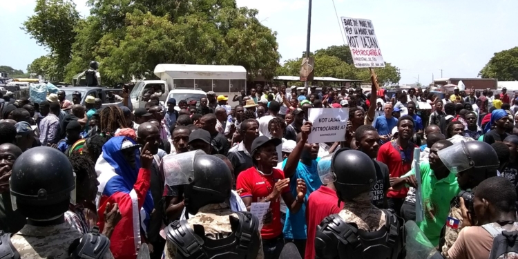 PretroCaribe Challenge: au moins 3 blessés lors d’une marche à Port-au-Prince