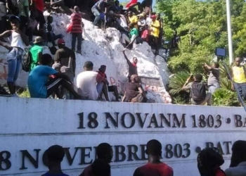 Cap-Haïtien: Pitit Desalin érige le drapeau noir et rouge à Vertières