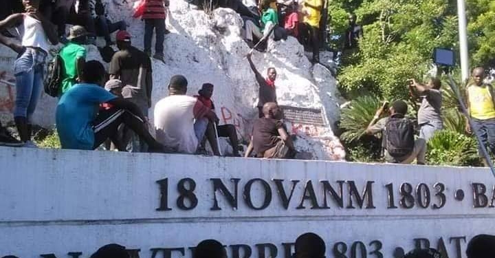 Cap-Haïtien: Pitit Desalin érige le drapeau noir et rouge à Vertières