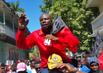 Cap-Haïtien: Pitit Desalin érige le drapeau noir et rouge à Vertières