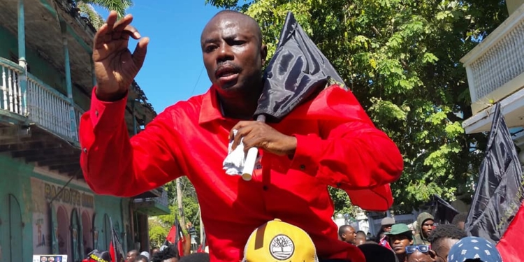 Cap-Haïtien: Pitit Desalin érige le drapeau noir et rouge à Vertières