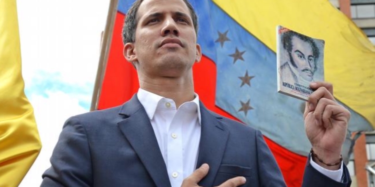 Le président du parlement vénézuélien s’autoproclame “président” par intérim