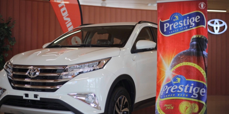 La bière Prestige lance la promotion « Men Bon Lò » et offre 10 Toyota Rush