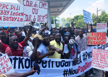 Moins complaisants, les Petrochallengers ont crié leur ras-le-bol devant la Cour de Comptes