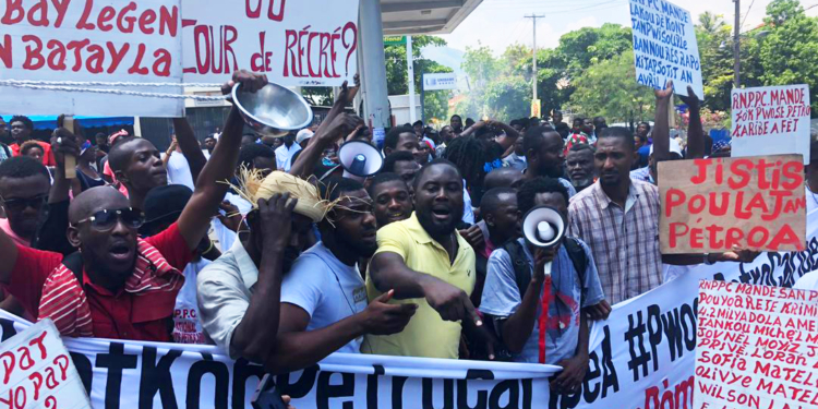 Moins complaisants, les Petrochallengers ont crié leur ras-le-bol devant la Cour de Comptes