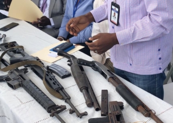 Ti Hougan remet volontairement 8 armes à feu à la Commission de Désarmement