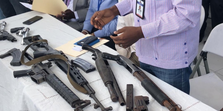 Ti Hougan remet volontairement 8 armes à feu à la Commission de Désarmement