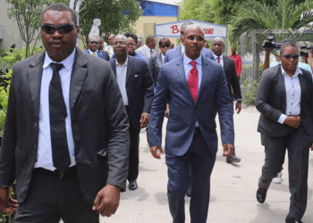 Livres en Folie 2019: Le PM nommé Jean Michel Lapin chauffé à blanc par des jeunes