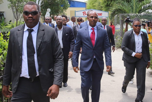 Livres en Folie 2019: Le PM nommé Jean Michel Lapin chauffé à blanc par des jeunes