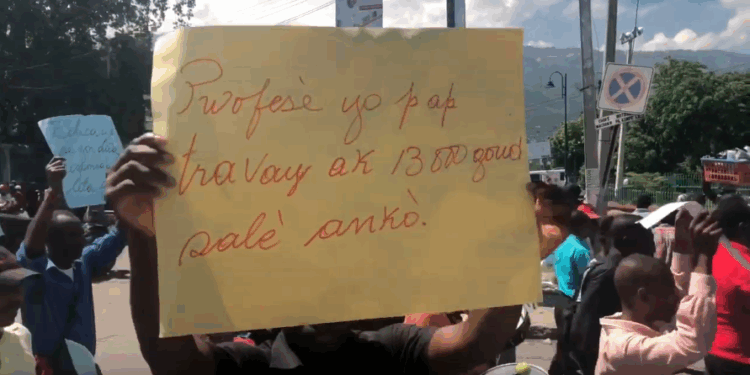 Réouverture des classes : les enseignants des écoles publiques protestent dans les rues