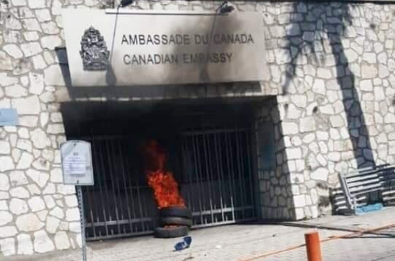 Au moins deux morts, incendies et pillages dans la manifestation du 27 octobre