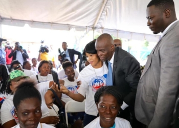 2026 femmes reçoivent des chèques de 25 milles gourdes de l'ONAFANM au Palais National