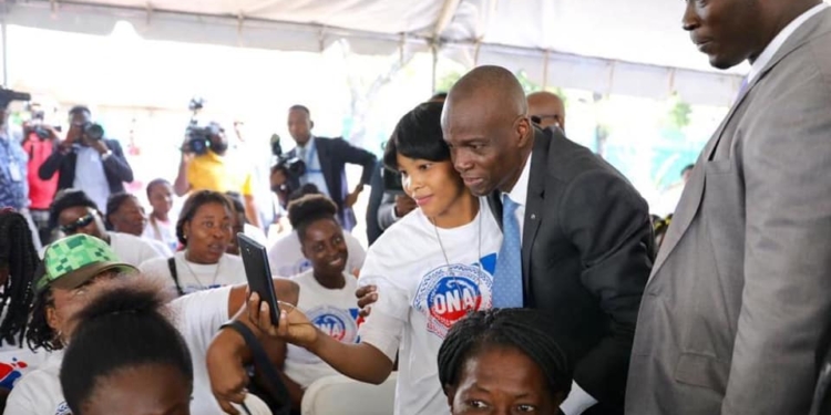 2026 femmes reçoivent des chèques de 25 milles gourdes de l'ONAFANM au Palais National