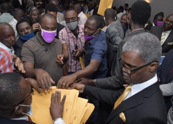 La remise de l’avant projet de constitution de Jovenel boudée par les partis politiques