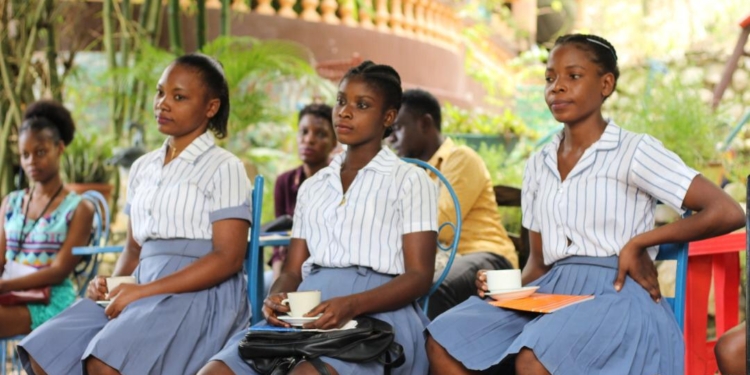 Dans la coquille de Jérémie, on lit avec une tasse