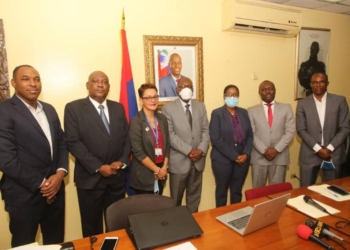 Le bicolore haïtien inversé : le Ministère du tourisme s’excuse