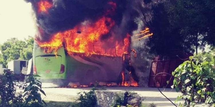 Arcahaïe: Deux autobus incendiés suite à la mort de deux militants politique
