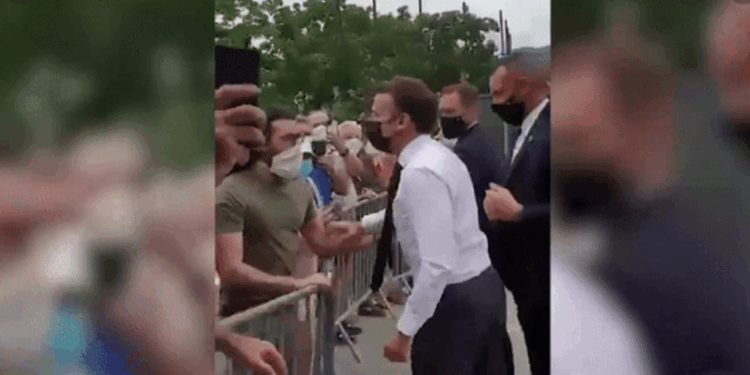 France: L’homme qui a giflé Macron condamné à 18 mois de prison