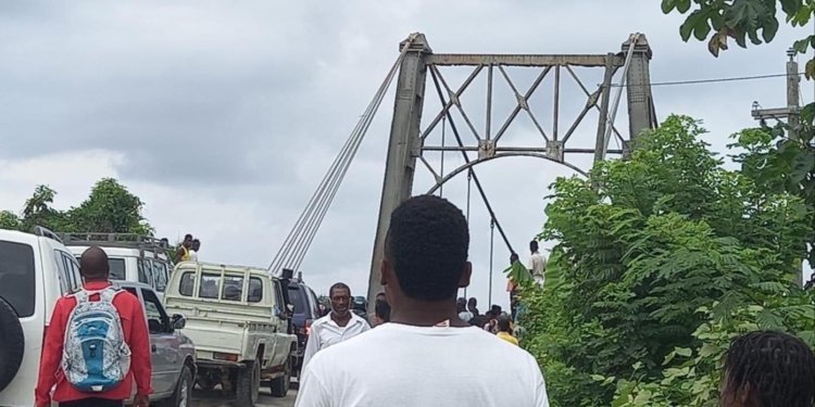 Le pont de la Grand’Anse menace de s’écrouler, la circulation de voitures interdite