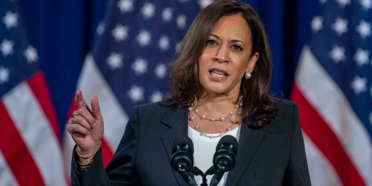 La vice-présidente Kamala Harris qualifie de “déplorable” le traitement des migrants haïtiens