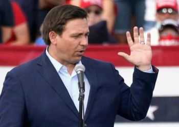 Le gouverneur de la Floride Ron DeSantis poursuit en justice les Etats-Unis pour sa politique d’immigration