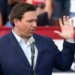 Le gouverneur de la Floride Ron DeSantis poursuit en justice les Etats-Unis pour sa politique d’immigration