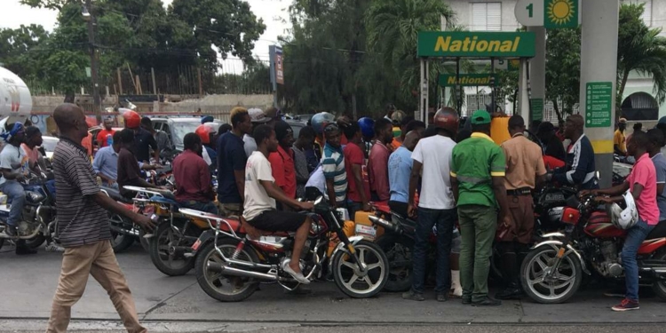 Rareté de carburant : le Commissaire du gouvernement dans une guerre contre les “gallons jaunes”