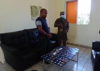 Arrestation d’un Haïtien avec 11 000 dollars et 92 passeports en République Dominicaine