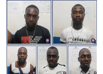 5 individus arrêtés et 2 pistolets confisqués lors d’une fouille dans un véhicule à Meyer