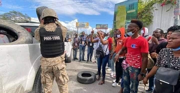 Protestation des ouvriers pour ajustement salarial : la police asperge la foule de gaz lacrymogènes