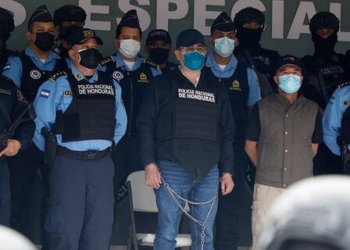 Accusé de trafic de drogue, l’ancien président Hondurien Juan Orlando Hernandez s’est rendu à la police