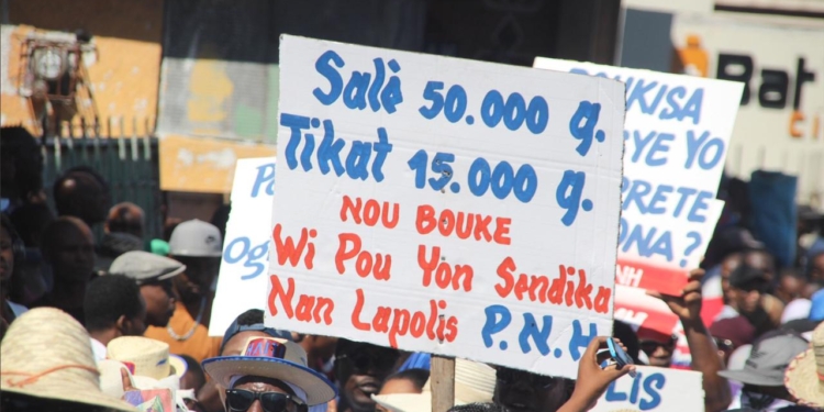 Delmas: des policiers dans les rues pour exiger 15.000 gourdes sur leurs cartes de débit