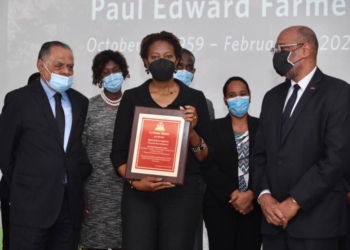 Le PM Ariel Henry remet une plaque d’honneur à titre posthume au Dr Paul Farmer