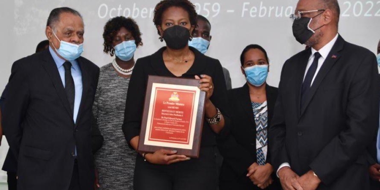 Le PM Ariel Henry remet une plaque d’honneur à titre posthume au Dr Paul Farmer