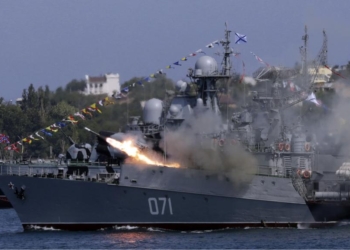 Le croiseur lance missile russe Moskova gravement endommagé en mer noire