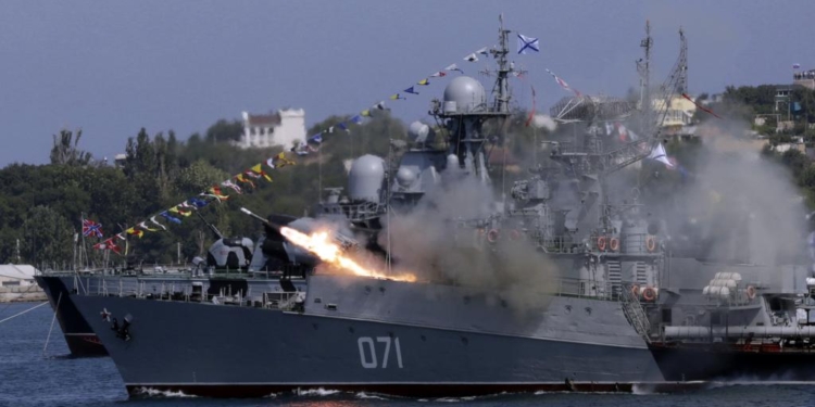 Le croiseur lance missile russe Moskova gravement endommagé en mer noire