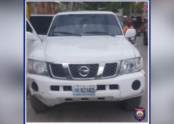 Une voiture contenant des matériels de la PNH abandonnée par des individus à Canapé-vert