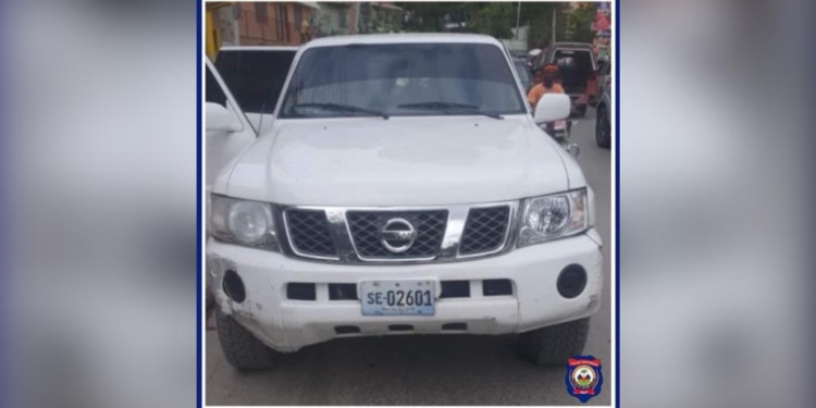 Une voiture contenant des matériels de la PNH abandonnée par des individus à Canapé-vert