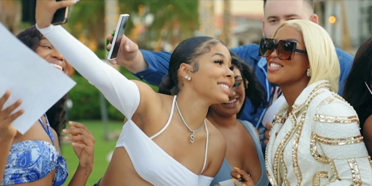 “Tout va bien”: Bedjine prône le bien-être émotionnel dans les couples, même quand tout va mal