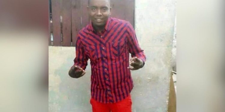 Le présumé bandit Ezechiel Alexandre arrêté par des agents de Police