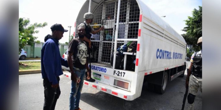 Environ 450 migrants illégaux arrêtés en quelques heures par l’immigration dominicaine