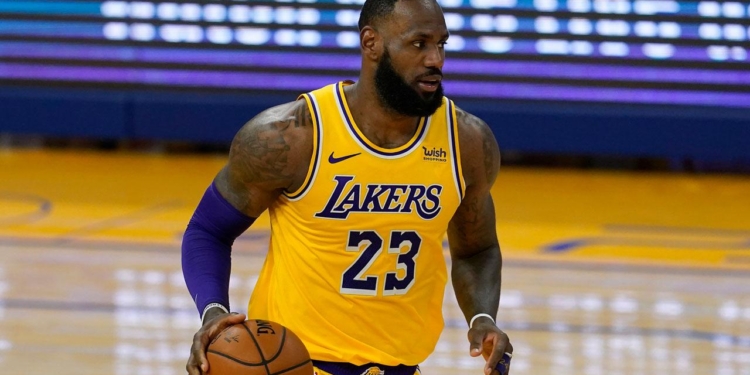 Lebron James premier Basketteur en activité à devenr milliardaire