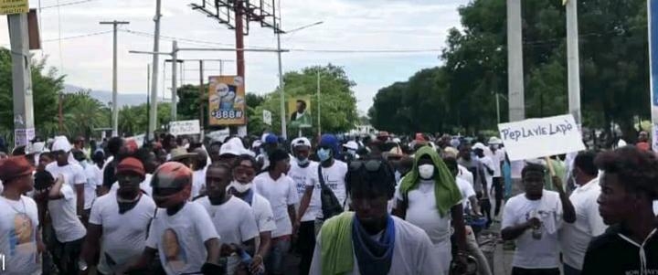 Manifestasyon nan Pòtoprens pou reklame liberasyon chèf gang “Baz Pilat” Ezéchiel Alexandre
