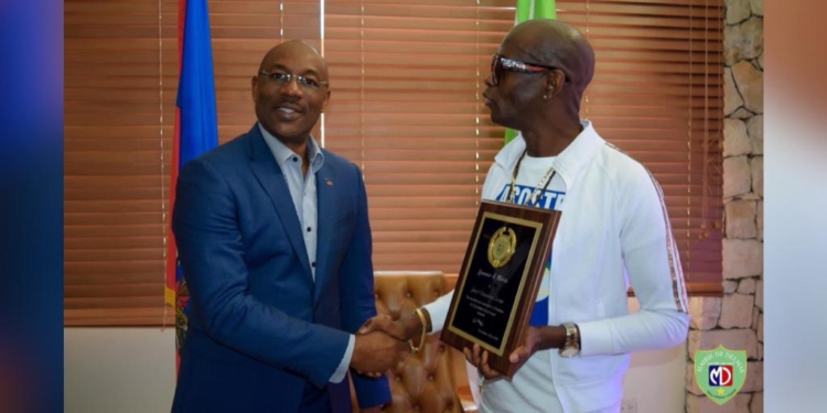 Le chanteur Dieudonné Larose honoré par la Mairie de Delmas