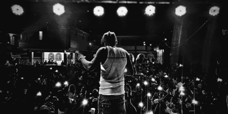 Editoryal: Fantom ap pran pòz fou li pou l pa peye dwa li