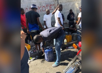 Yon machann gaz 19 lane mouri anba bal nan Akayè, pèp la akize lapolis