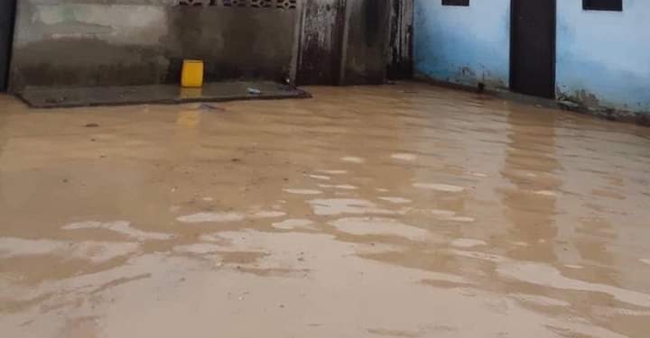 Mèri Akayè denonse Leta ki abandone vil la apre gwo dlo te anvayi site drapo a