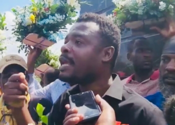 Plizyè moun t al depoze jèb flè sou moniman Jean Jacques Dessalines Chanmas jounen jodia