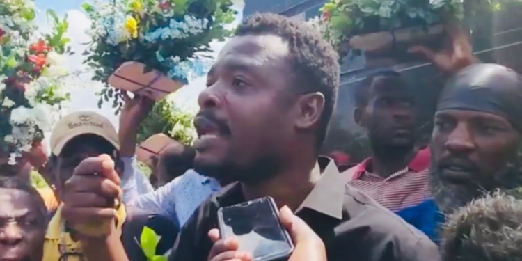 Plizyè moun t al depoze jèb flè sou moniman Jean Jacques Dessalines Chanmas jounen jodia